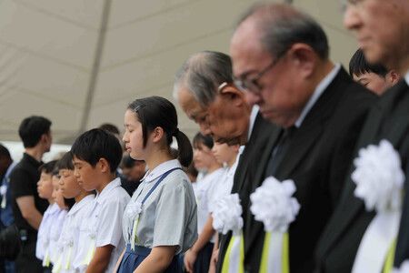 長崎和平祈念典禮9日上午11時2分,參加者默哀。攝於長崎市和平公園