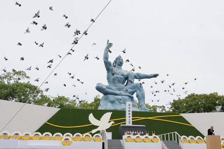 長崎和平祈念典禮放飛和平鴿。9日上午、長崎市和平公園