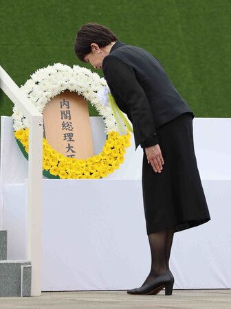 日本首相高市早苗在和平祈念典禮獻花並鞠躬。9日上午、長崎市和平公園