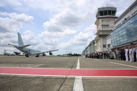 P1巡邏機在日本海上自衛隊幹部及家屬等人揮手送別下,出發前往吉布地。9日上午、神奈川縣