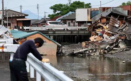 10日,於熊本縣八代市鏡川沿岸維持倒塌狀態的建物