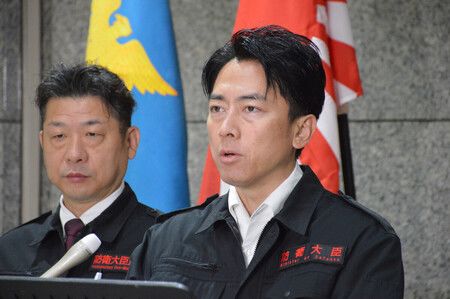 日本防衛大臣小泉進次郎(右)12日上午在防衛省接受記者採訪,回應北韓發射彈道飛彈一事