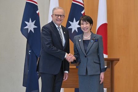 高市早苗首相(右)與澳洲總理艾班尼斯=5月4日、澳洲坎培拉(EPA時事)