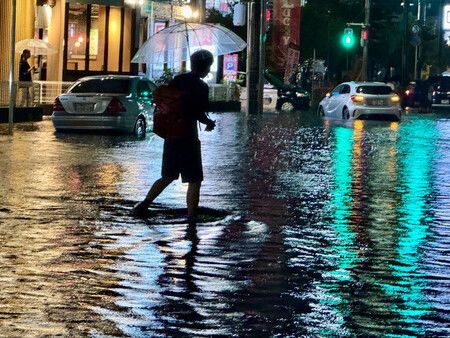 受大雨影響淹水的道路。13日下午、千葉縣市川市