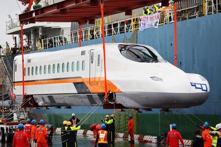 台灣高鐵新型列車15日在台灣南部高雄港從貨輪卸載上岸