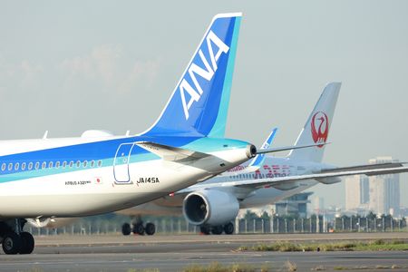 停靠在羽田機場的全日本空輸(ANA,左)與日本航空(JAL)飛機,其垂直尾翼上的企業標誌。東京・羽田機場