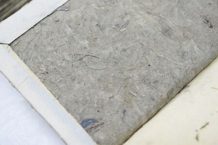 古紙再生過程中混入頭髮的紙張(龍谷大學丸山敦教授提供)