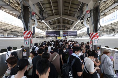 返鄉旅客等人潮擁擠的JR東京站東海道新幹線月台(資料照片)