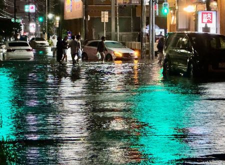 千葉縣遭創紀錄豪雨侵襲後淹水的道路。13日、千葉縣市川市