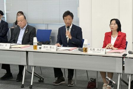 內閣府副大臣鈴木隼人在在日外國人學習課程工作小組會議上致詞(中央)=18日、東京・霞關