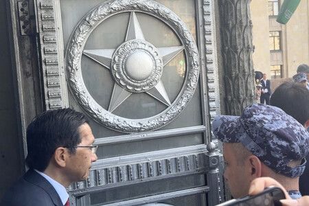 18日,日本駐俄羅斯大使武藤顯(左)離開位於莫斯科的俄羅斯外交部