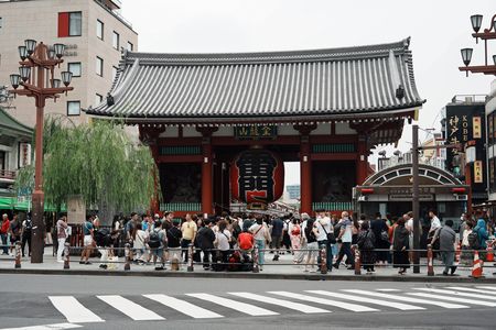 觀光客等人潮聚集的淺草雷門前。7月1日、東京都台東區