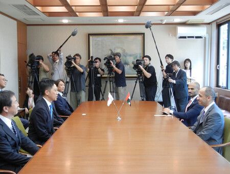 阿聯駐日大使希哈卜・阿爾法希姆(右端)等人與秋田縣知事鈴木健太(左起第2人)會面。19日上午、秋田市