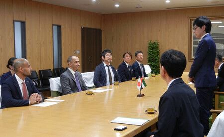 阿聯駐日大使希哈卜・阿爾法希姆(左起第2人)等人與秋田市長沼谷純(右前起第2人)會面。19日上午、秋田市