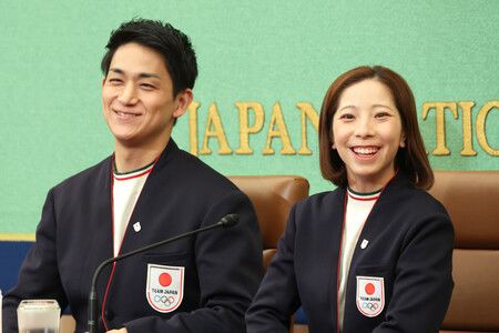 在日本記者俱樂部舉行記者會、面露笑容的花式滑冰雙人滑奧運金牌得主三浦璃來(右)與木原龍一。2月25日、東京都千代田區