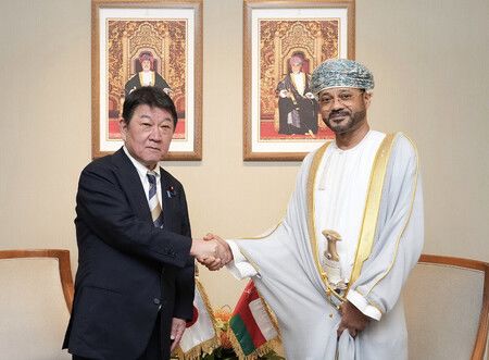 日本外相茂木敏充(左)與阿曼外長巴德爾握手。20日、馬斯喀特(日本外務省提供)