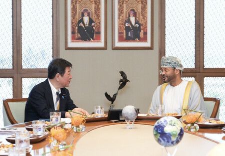 日本外相茂木敏充(左)與阿曼外長巴德爾會談。20日、馬斯喀特(日本外務省提供)