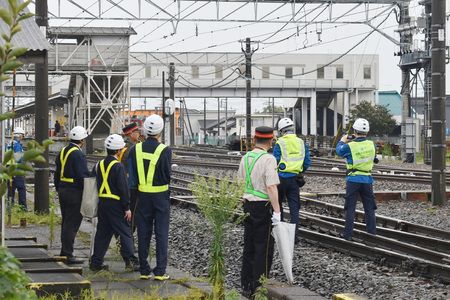 國土交通省鐵路事故調查官等人調查東武鐵道特急列車「SPACIA X」撞擊作業員、造成4人死亡的新鹿沼站站內。20日下午、栃木縣鹿沼市