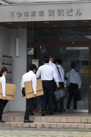 栃木縣警調查人員進入東武鐵道特急列車撞擊作業員、造成4人死亡事故的集團旗下公司進行搜索。23日上午、栃木縣日光市