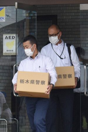 栃木縣警調查人員結束搜索東武鐵道集團旗下公司後,搬出查扣的資料。23日下午、栃木縣日光市