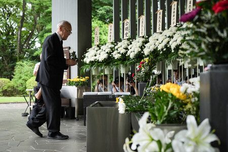 西伯利亞拘留犧牲者追悼會上獻花的前拘留者西倉勝。23日下午、東京都千代田區
