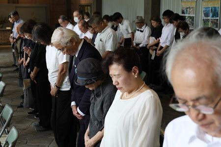 西伯利亞拘留犧牲者追悼會上默哀的與會者。23日下午、東京都千代田區