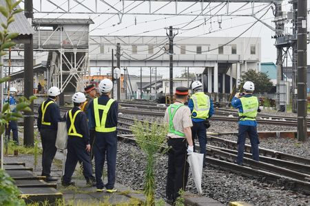 東武鐵道特急列車撞擊作業員造成4人死亡事故後,國土交通省鐵道事故調查官等人20日在新鹿沼站站內調查。栃木縣鹿沼市