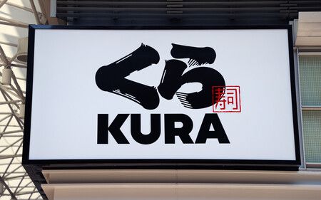 日本迴轉壽司連鎖店「藏壽司」標誌。攝於2022年5月