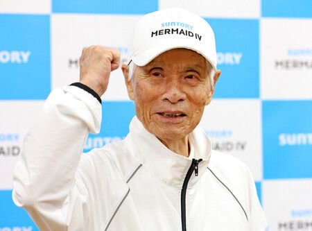 海洋冒險家堀江謙一宣布將駕駛帆船挑戰單人不停靠港口橫渡太平洋,並握拳擺出勝利姿勢。8日下午攝於兵庫縣西宮市