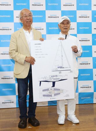 海洋冒險家堀江謙一(右)宣布將挑戰單人不停靠港口橫渡太平洋,手持帆船設計圖接受媒體拍攝。8日下午攝於兵庫縣西宮市