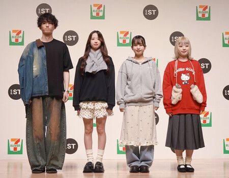 日本7-Eleven員工穿戴7-Eleven與And ST Holdings共同開發的服飾等商品。8日攝於東京都千代田區。(© 2026 SANRIO CO., LTD. APPROVAL NO. L664055)