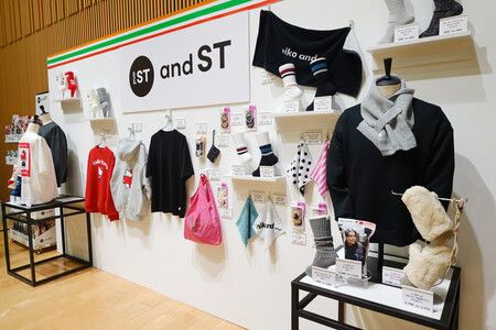 日本7-Eleven與大型服飾企業共同開發、即將上市的服裝及服飾雜貨。8日攝於東京都千代田區。(© 2026 SANRIO CO., LTD. APPROVAL NO. L664055)