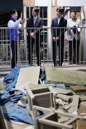 秋篠宮文仁親王與長男悠仁親王造訪「氣仙沼市東日本大震災遺構・傳承館」,聽取擔任「說故事者」的當地高中生解說。13日下午攝於宮城縣氣仙沼市