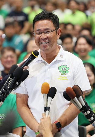 古謝玄太獲知確定當選沖繩縣知事後接受媒體採訪。13日晚間攝於那霸市