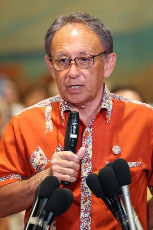 玉城丹尼在確定敗選後接受媒體訪問。13日晚間攝於那霸市