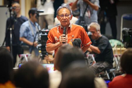 沖繩縣知事選舉確定落選後,玉城丹尼向現場支持者致意。13日攝於那霸市