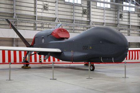 日本航空自衛隊美製大型無人偵察機「全球鷹」(Global Hawk)。2023年1月攝於青森縣三澤市