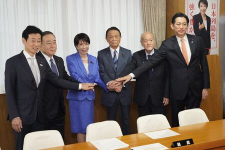 日本自民黨臨時總務會結束後合影,左起為選舉對策委員長西村康稔、總務會長梶山弘志、首相高市早苗、副總裁麻生太郎、幹事長鈴木俊一及政務調查會長小林鷹之。16日上午攝於東京永田町自民黨總部