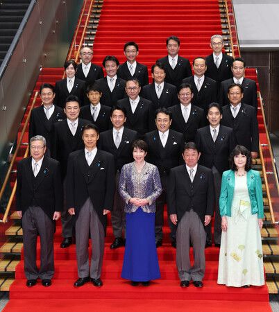 日本第2次高市改造內閣舉行首次內閣會議後,首相高市早苗(前排中央)與閣員合影。17日下午攝於首相官邸