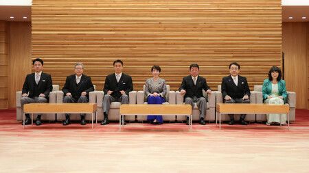 日本首相高市早苗(中央)等人出席第2次高市改造內閣首次內閣會議。17日下午攝於首相官邸