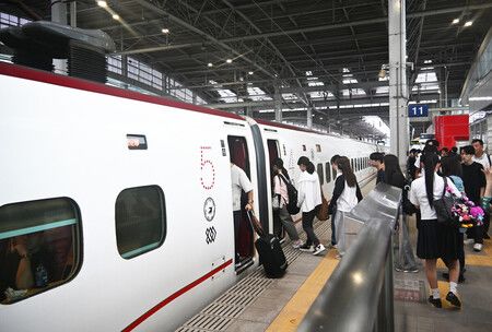 九州新幹線18日恢復全線行駛,旅客在熊本縣八代市新八代站搭乘列車