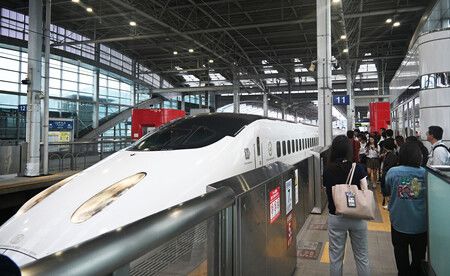 九州新幹線18日恢復全線行駛,旅客在熊本縣八代市新八代站搭乘列車