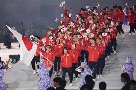 日本代表團在掌旗官藤波朱理(前排右)及中村輪夢(前排左)帶領下,於愛知名古屋亞運開幕式進場。19日攝於愛知Paloma瑞穗體育場