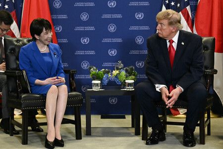日本首相高市早苗(左)與美國總統川普22日在美國紐約舉行日美峰會。(法新社/時事通信)