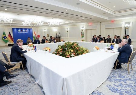 致力推動聯合國安全理事會改革的日本、德國、印度及巴西4國(G4)22日在美國紐約舉行外長會議。(日本外務省提供/時事)