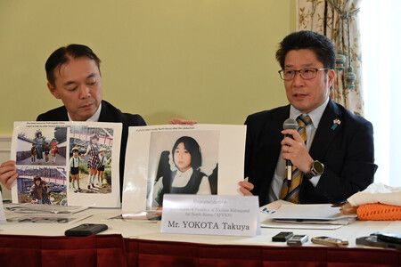 日本「北韓綁架受害者家屬聯絡會」(家屬會)代表橫田拓也(右)與飯塚耕一郎23日在美國華盛頓舉行記者會