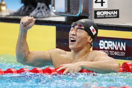 日本17歲選手大橋信在男子200公尺蛙式決賽刷新世界紀錄奪冠後慶祝。24日攝於東京水上運動中心