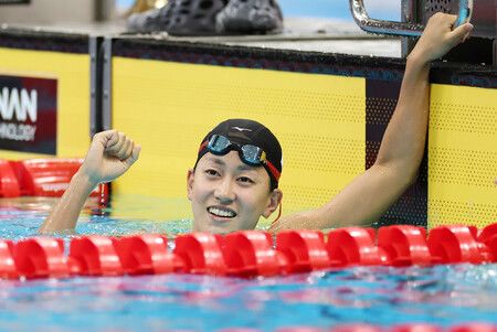 日本選手加藤心冨在女子200公尺蛙式奪冠後慶祝。24日攝於東京水上運動中心