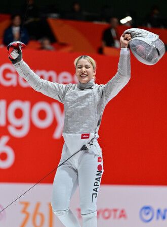日本選手江村美咲在擊劍女子軍刀個人決賽擊敗烏茲別克選手、確定奪冠後慶祝。24日攝於愛知縣國際展示場