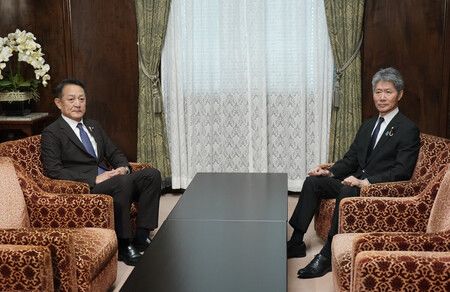 日本自民黨參議院國會對策委員長磯崎仁彥(右)與立憲民主黨參議院國會對策委員長齋藤嘉隆舉行會談。25日上午攝於國會內